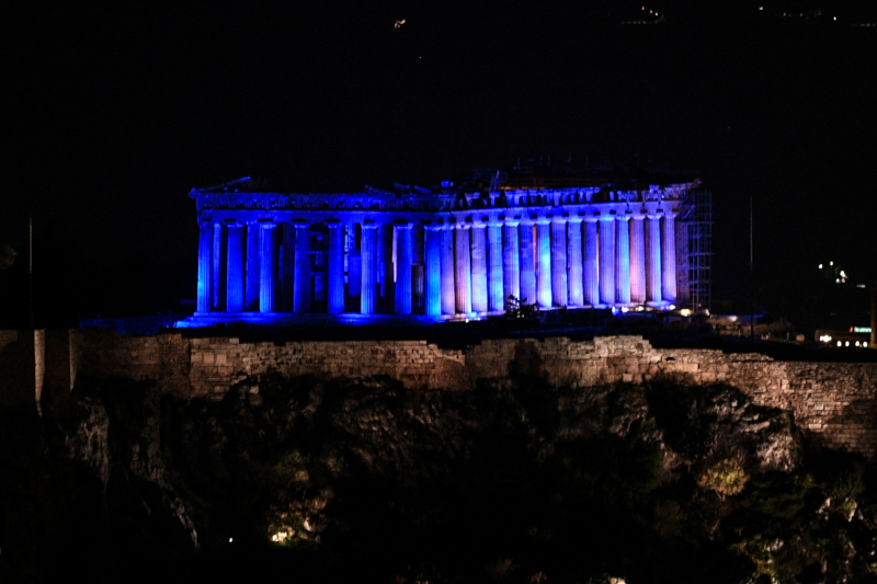 Στα μπλε ο Παρθενώνας για τα παιδιά και τα δικαιώματά τους