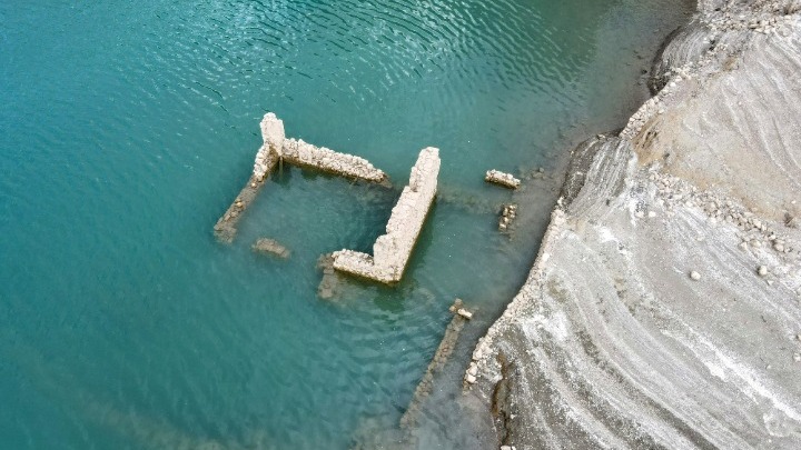 Στερεύει ο Μόρνος – Αναδύονται τα βυθισμένα στα νερά σπίτια από το χωριό Κάλλιο